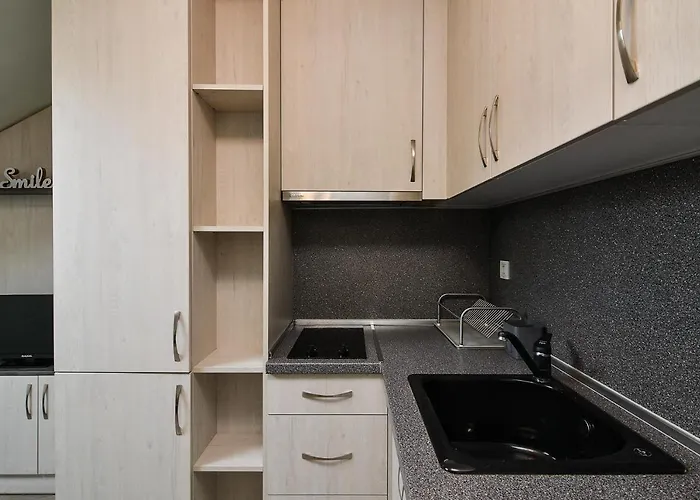 Budget In Center Unde Roof Διαμέρισμα Βάρνα